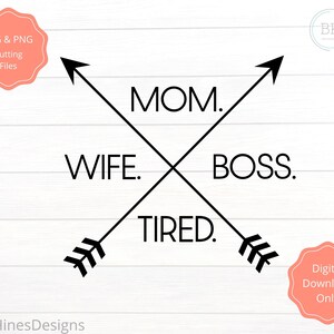 Könnte beinhalten: Schwarz-weißes Grafikdesign mit gekreuzten Pfeilen. Der Text lautet "MOM. WIFE. BOSS. TIRED."