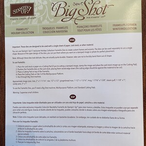 Könnte beinhalten: Eine weiße Karte mit Text für die Stampin' Up! Big Shot Framelits Holiday Collection. Die Karte enthält Anweisungen und ungefähre Bildgrößen für Stanzformen wie Baum, Stern, Lebkuchenmann, Becher, Dampfwolke und Zuckerstange.