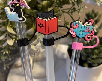 Adorno de paja con forma de gato de libros