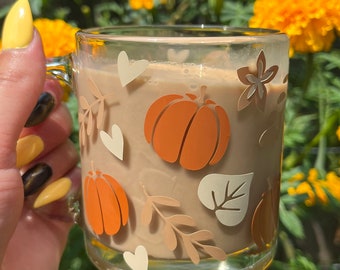 Taza de cristal con especias de otoño