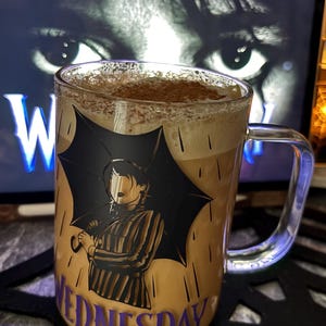 Caneca inspirada na quarta-feira Addams