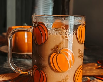 taza de cristal con especias de calabaza