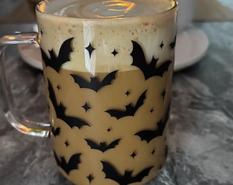 caneca de vidro com morcegos assustadores