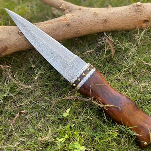 Dague Commander Lexa des 100, couteau de chasse en acier damas : manche en palissandre et étui en cuir