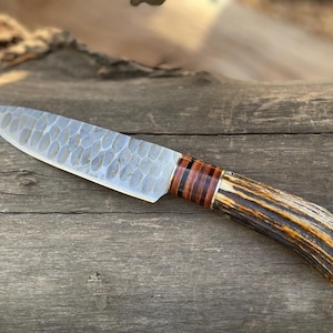 Couteau de chasse en acier au carbone forgé à la main avec manche en corne de cerf, couteau en bois de cerf pour le camping, bushcraft, meilleur cadeau pour homme, cadeaux de fête des pères
