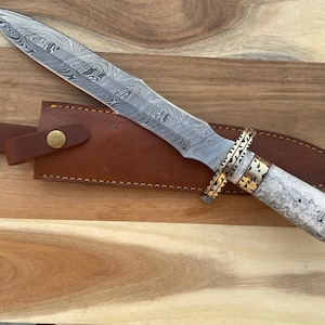 Couteau de chasse à poignard fait main en acier damas avec manche en résine bicolore, cadeau gravé personnalisé pour lui, papa, mari pour anniversaire, Noël