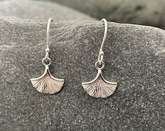 Boucles d’oreilles ginkgo biloba blanc doré – Poudre de Bijoux
