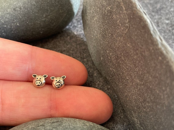 Orecchini Capibara In Argento 925 – Simpatico Maialino D'Acqua Con Papillon