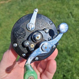 Vintage Penn No. 185 fishing reel with Green handle