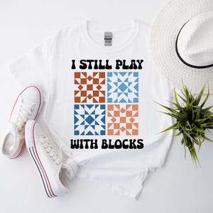 T-shirt « Je joue encore avec des blocs », T-shirt humoristique sur le quilting, T-shirt à motif de blocs de patchwork, Cadeau pour grand-mère, maman ou passionnée de couture