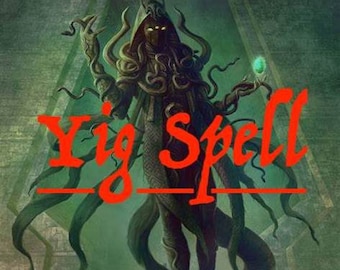 Może przedstawiać: Zielono-czarna istota z mackami i kapturem na głowie, rzucająca zaklęcie. Istota stoi przed zielono-brązowym tłem. Tekst "Yig Spell" jest napisany czerwonymi literami na obrazie.