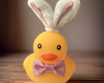 Patito de goma con orejas de conejo: regalo de Pascua, decoración para el salpicadero del coche