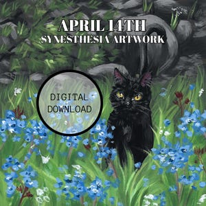 Może przedstawiać: Czarny kot z żółtymi oczami siedzi na polu niebieskich niezapominajek. Kot otoczony jest zieloną trawą i skałami. Tekst "APRIL 14TH SYNESTHESIA ARTWORK" znajduje się w górnej części obrazu. Lupa z tekstem "DIGITAL DOWNLOAD" znajduje się w lewym dolnym rogu.