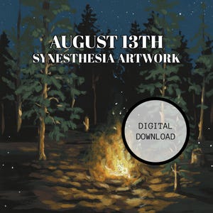 Może przedstawiać: Cyfrowy plik do pobrania z grafiką przedstawiającą obraz ogniska w lesie nocą. Tekst "AUGUST 13TH SYNESTHESIA ARTWORK" znajduje się w górnej części obrazu. Tekst "DIGITAL DOWNLOAD" znajduje się w kółku w dolnej części obrazu.