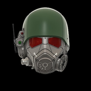 Può includere: Design dettagliato di un casco futuristico con casco verde, visiera rossa e maschera argentata. Il casco presenta un'antenna radio, un filtro dell'aria circolare e vari componenti meccanici, su sfondo nero.