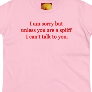 Puede incluir: Camiseta rosa claro con el texto rojo: "Lo siento, pero a menos que seas un porro, no puedo hablar contigo". Una pequeña imagen de una fruta amarilla está en el cuello.