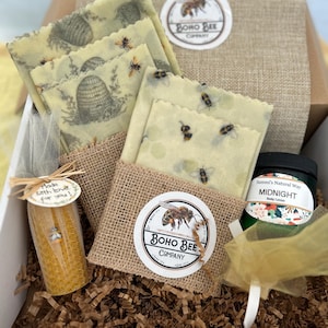 Set de regalo Boho Bee: 5 envoltorios de cera de abeja, 1 mini vela de cera de abeja hecha a mano, 1 deliciosa loción corporal y 1 jabón de panal. Set de regalo hecho a mano.