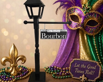 Centro de mesa con farola de Mardi Gras, decoración para fiestas temáticas de Nueva Orleans, centro de mesa con letrero de Bourbon Street, decoraciones para fiestas en morado, dorado y verde.