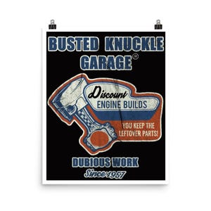 Puede incluir: Un póster de estilo vintage para un garaje llamado "Busted Knuckle Garage" con una ilustración roja, blanca y azul de un pistón y el texto "Discount Engine Builds. You keep the leftover parts! Dubious Work Since 1957."