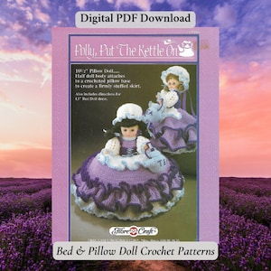 Könnte beinhalten: Häkelanleitung für eine 25 cm große Kissenpuppe und eine 38 cm große Bettpuppe. Das Muster heißt "Polly, Put The Kettle On" und zeigt zwei Puppen in lila und weißen Kleidern. Die Puppen halten Teekannen. Das Muster ist von Fibre Craft.