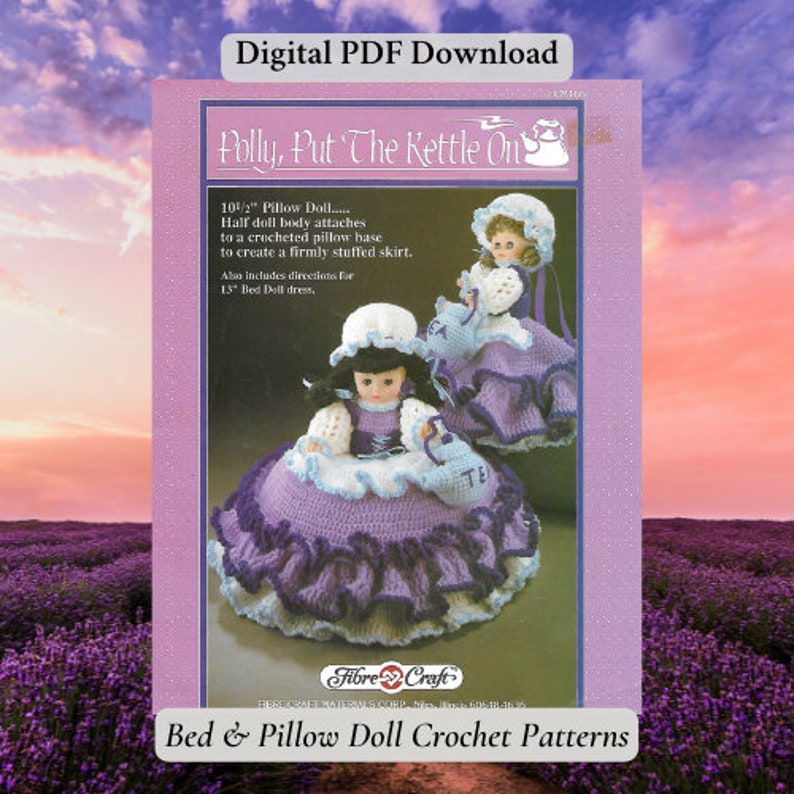K&ouml;nnte beinhalten: H&auml;kelanleitung f&uuml;r eine 25 cm gro&szlig;e Kissenpuppe und eine 38 cm gro&szlig;e Bettpuppe. Das Muster hei&szlig;t "Polly, Put The Kettle On" und zeigt zwei Puppen in lila und wei&szlig;en Kleidern. Die Puppen halten Teekannen. Das Muster ist von Fibre Craft.