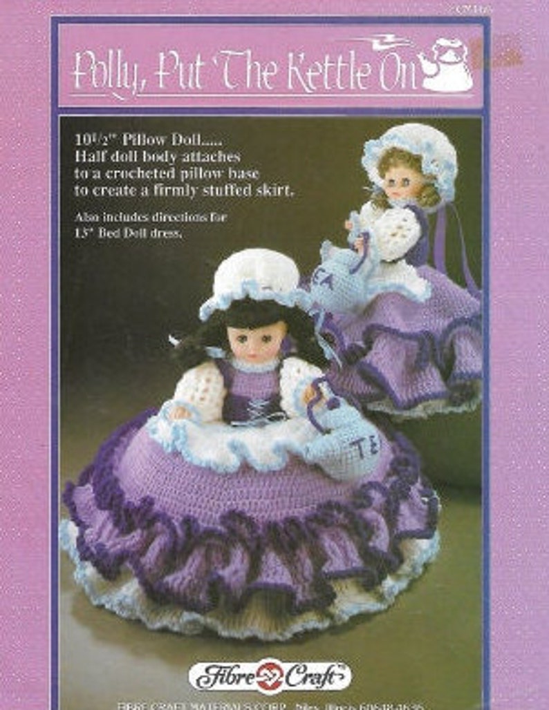 K&ouml;nnte beinhalten: Ein H&auml;kelmuster f&uuml;r eine 10 1/2 Zoll gro&szlig;e Kissenpuppe mit einem geh&auml;kelten Rock. Das Muster enth&auml;lt Anleitungen f&uuml;r ein 1,5 Zoll gro&szlig;es Bettpuppenkleid. Das Muster tr&auml;gt den Titel "Polly, Put The Kettle On".