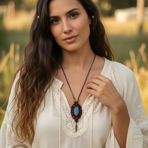 Collar de macramé burdeos con labradorita azul: colgante de micro macramé, regalo bohemio para ella.