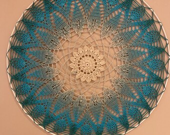 Colgante de pared de mandala de crochet con efecto ombré azul de 50 cm.