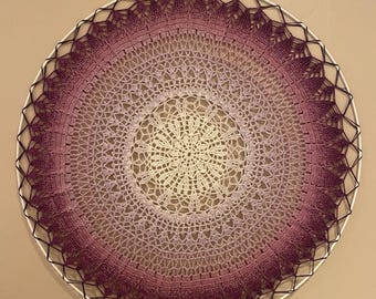 Colgante de pared de mandala de crochet con efecto ombré morado de 60 cm.