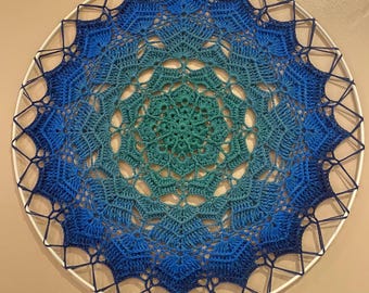 Colgante de pared de mandala de crochet con efecto ombré azul/verde de 40 cm.