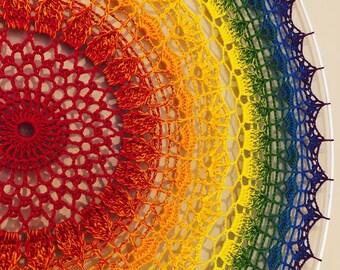 Colgante de pared de mandala de crochet con motivo del Orgullo Gay de 70 cm.