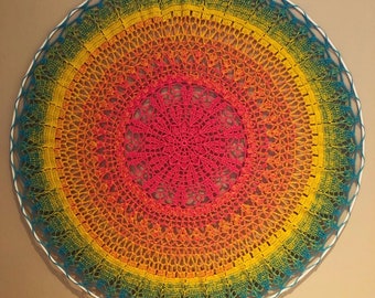 Colgante de pared de mandala de crochet con el símbolo del orgullo pansexual, de 60 cm.