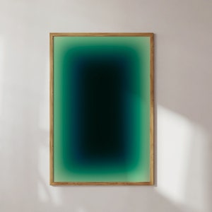 Puede incluir: Una impresión de arte abstracto enmarcada con un degradado de colores verdes y azules. La impresión está en un marco de madera.