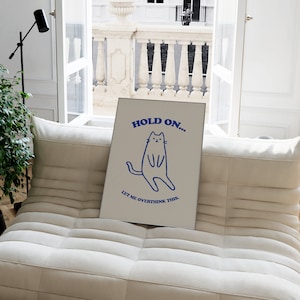 Overthink Poster 50x70, Illustration Katze 70x100, Spruch Print blau, Zitat Wandposter 40x50, Ästhetik Wandkunst, Trendiger Kunstdruck blau