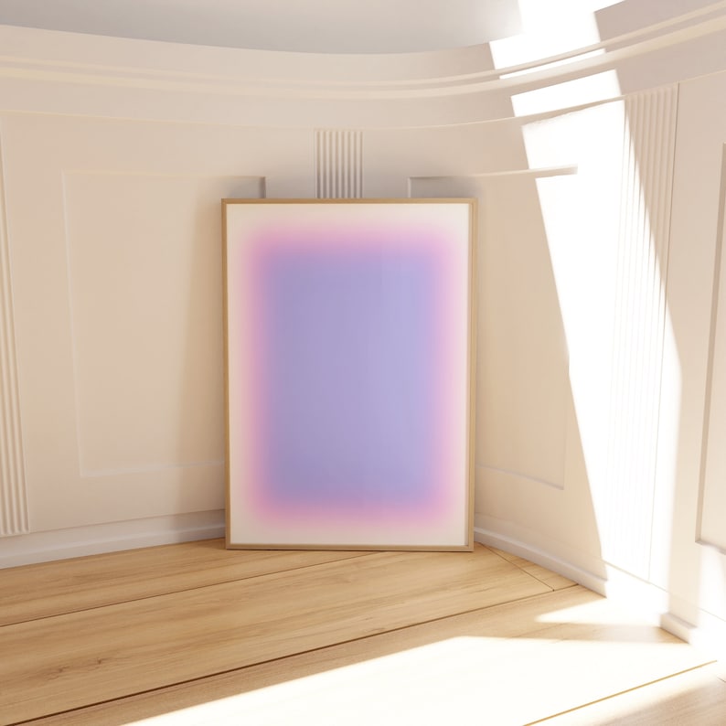 K&ouml;nnte beinhalten: Ein gerahmter abstrakter Kunstdruck mit einem Farbverlauf von Rosa, Lila und Blau. Der Druck ist in einem goldenen Rahmen und h&auml;ngt an einer wei&szlig;en Wand.