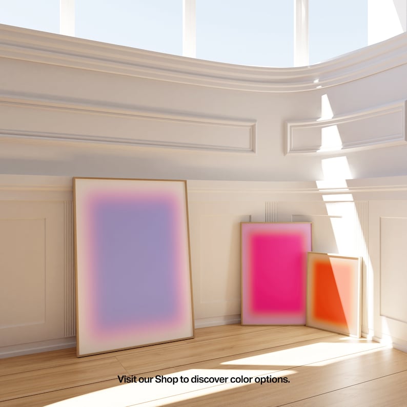 K&ouml;nnte beinhalten: Drei gerahmte Farbverl&auml;ufe mit einem hellvioletten, rosa und orangenen Farbschema. Die Drucke werden auf einem Holzboden in einem wei&szlig;en Raum mit einer gew&ouml;lbten Wand und einem Fenster angezeigt.