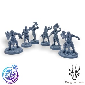Può includere: Sei miniature di guerrieri grigi stampate in 3D che tengono asce e spade. Le figure sono in piedi su basi rotonde.