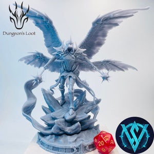 Op de afbeelding: Een 3D-geprint miniatuur van een engelkrijger met grote vleugels, die in elke hand een staf vasthoudt. De engel staat op een rotsachtige basis met een wervelend wolkeneffect. Het miniatuur is in lichtgrijs geverfd.