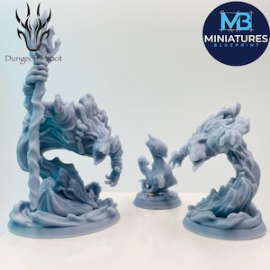 Può includere: Tre miniature di elementali d'acqua stampate in 3D, ciascuna con una posa diversa. Le miniature sono di colore blu chiaro e sono posizionate su uno sfondo bianco. Le miniature fanno parte di una collezione Dungeons & Loot.