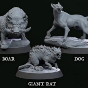 Puede incluir: Tres figuras en miniatura pintadas de gris que representan un jabalí, un perro y una rata gigante. Cada figura está colocada sobre una base redonda separada.