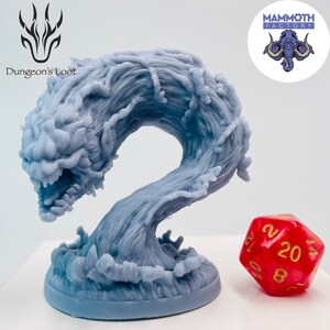 Può includere: Una miniatura di un elementale d'acqua vorticoso stampato in 3D di colore blu con un viso ringhiante. La miniatura è su una base con un effetto d'acqua vorticoso. La miniatura è accanto a un dado rosso a 20 facce.