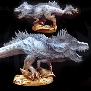 Peut inclure: Deux sculptures détaillées d'une créature ressemblant à un dragon, avec des dents pointues et des caractéristiques épineuses. Les créatures sont gris clair et se tiennent sur une base brun doré. Les sculptures sont sur fond noir.