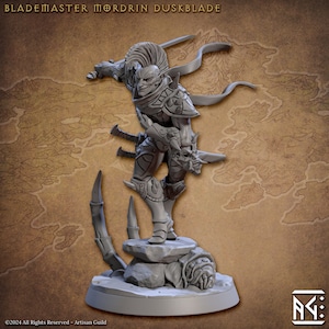 Könnte beinhalten: Eine grau bemalte Miniaturfigur eines Fantasy-Charakters, ein Blademaster Mordrin Duskblade, der ein Schwert und eine Maske hält. Der Charakter steht auf einem felsigen Sockel mit einem skorpionartigen Wesen an seiner Basis.