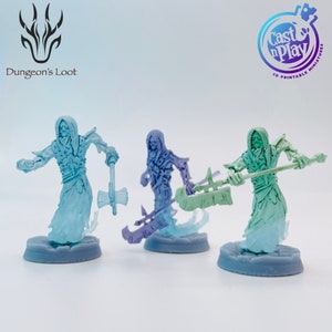 Może przedstawiać: Trzy 3D-drukowane miniaturowe figury duchów z przezroczystą niebieską, fioletową i zieloną farbą. Każda figura trzyma broń i stoi na okrągłej podstawie.