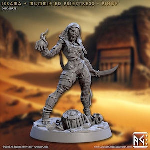 Peut inclure: Figurine miniature grise d'une prêtresse momifiée, tenant un globe lumineux et une lame incurvée. La figurine est enveloppée de bandages et se tient sur une base avec un crâne et un objet cassé. Le texte "ISKAMA + MUMMIFIED PRIESTRESS - PINUP" est visible.