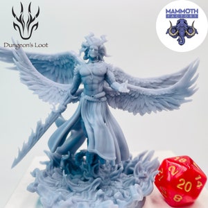 Pode incluir: Uma miniatura de anjo impressa em 3D na cor cinza, com as asas abertas, segurando uma espada em uma mão. O anjo está em pé sobre uma base com chamas. A miniatura está ao lado de um dado vermelho de 20 faces.