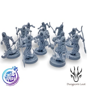 Op de afbeelding: Een verzameling grijze miniatuurfiguren van gehoodde, skeletachtige figuren, elk met een wapen zoals een zeis, speer of bijl. De figuren staan op ronde bases. De afbeelding bevat de logo's van "Cast n Play" en "Dungeon's Loot".