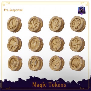 Può includere: Una collezione di dodici gettoni magici beige. Ogni gettone presenta un design in rilievo unico all'interno di una cornice circolare. I gettoni sono etichettati "Pre-Supported" e "Magic Tokens".