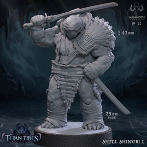 Puede incluir: Una miniatura gris y detallada de un guerrero tortuga sosteniendo una espada. La miniatura mide 41 mm de alto y se coloca sobre una base de 25 mm. La miniatura está etiquetada como "Shell Shinobi 1".