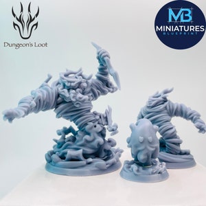 Op de afbeelding: Twee blauwe, 3D-geprinte miniatuurfiguren van een draaiende, wolkachtige creatuur. De grotere figuur houdt een wapen in zijn rechterhand. De kleinere figuur staat op een ronde basis.